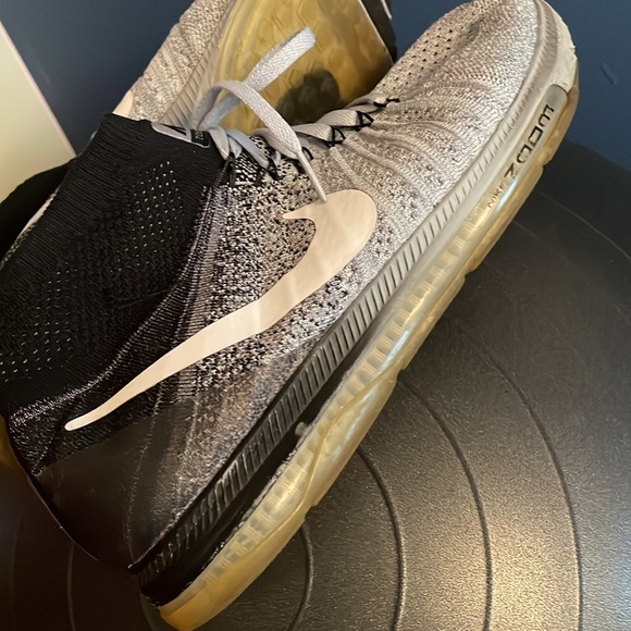 Mid top Black and Gray Nike Zoom - Picture 2 of 6